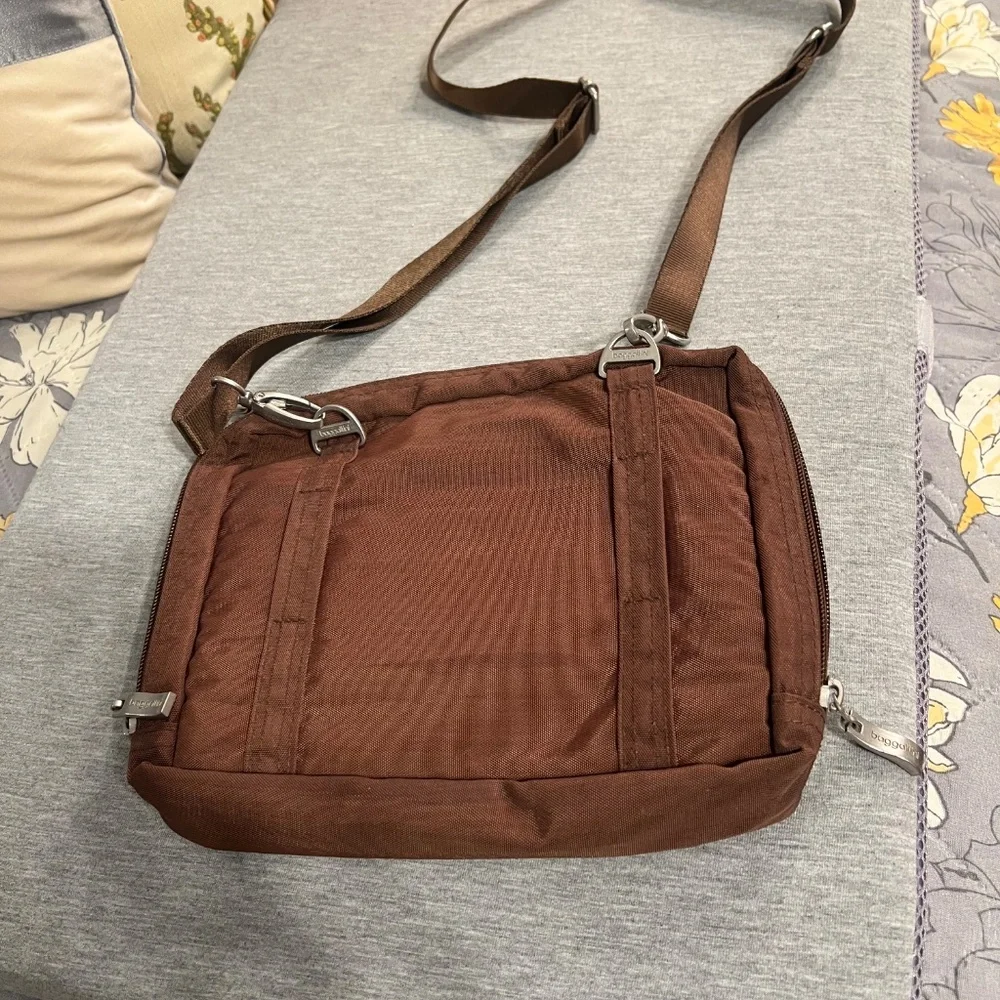 Baggallini Crossbody Bag - Picture 2 of 15